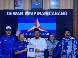 Respons PDIP Gresik Soal Bu Min Kenakan Jas Demokrat