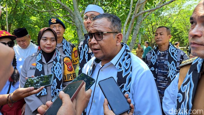 Wamenaker, Afriansyah Noor saat berkunjung ke Cirebon.