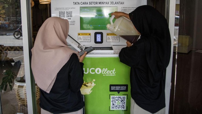 Warga Bandung Bisa Raup Cuan dari Setor Minyak Jelantah Warga memasukan minyak jelantah pada mesin setor minyak jelantah menjadi rupiah Ucollect di Saung Bambu Cibadak, Bandung, Jawa Barat, Selasa (30/7/2024). Mesin tersebut menampung minimal satu liter mnyak bekas masak atau minyak jelantah warga yang ditukarkan dengan nominal Rp6.000 rupiah melalui dompet elektronik sebagai inovasi teknologi dalam mengolah minyak jelantah menjadi biodiesel sekaligus menjaga lingkungan dari limbah minyak. ANTARA FOTO/Novrian Arbi/foc.