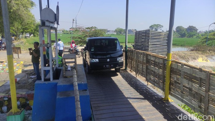 Warga Desa Kedungpeluk, Sidoarjo akhirnya bangun jembatan darurat sendiri.
