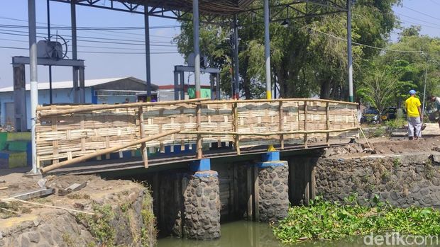 Warga Desa Kedungpeluk, Sidoarjo akhirnya bangun jembatan darurat sendiri.