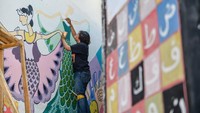 Mahasiswa menghias Gang Cikapundung di Kawasan Wisata Braga dengan mural yang bertemakan kebudayaan dan sejarah.  