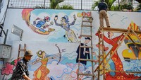 Mahasiswa melukis mural di Gang Cikapundung, Braga, Bandung, Jawa Barat, Selasa (30/7/2024).   