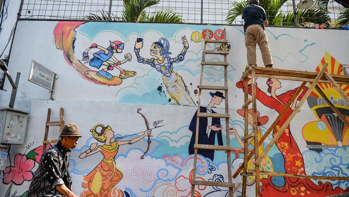 Mahasiswa melukis mural di Gang Cikapundung, Braga, Bandung, Jawa Barat, Selasa (30/7/2024). Mahasiswa dan dosen jurusan DKV Universitas Pasundan menghias Gang Cikapundung di Kawasan Wisata Braga dengan mural yang bertemakan kebudayaan dan sejarah guna memberikan daya tarik baru yang diharapkan mampu meningkatkan kunjungan wisata ke kawasan tersebut. ANTARA FOTO/Raisan Al Farisi/aww.
