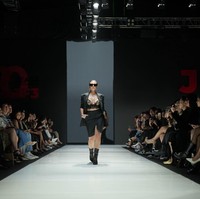 Aktris Wulan Guritno memancarkan aura seksinya ketika berjalan di landasan peraga koleksi terbaru Hartono Gan. Perhelatan tersebut merupakan bagian dari rangkaian  JF3 Fashion Festival 2024 di La Piazza Kelapa Gading, Jakarta, Utara, baru-baru ini. (Foto: Dok. JF3)