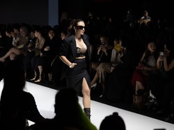 Foto: Wulan Guritno Seksi di Catwalk, Pakai Bra Hanya Dibalut Blazer