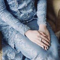 Sayangnya sosok tunangan Yislam masih belum sepenuhnya diungkap ke publik. Melihat dari foto-foto unggahan, Yislam dan pihak keluarganya tampaknya masih ingin merahasiakan sebagian wajah calon kakak ipar Fadil itu. Foto: Instagram