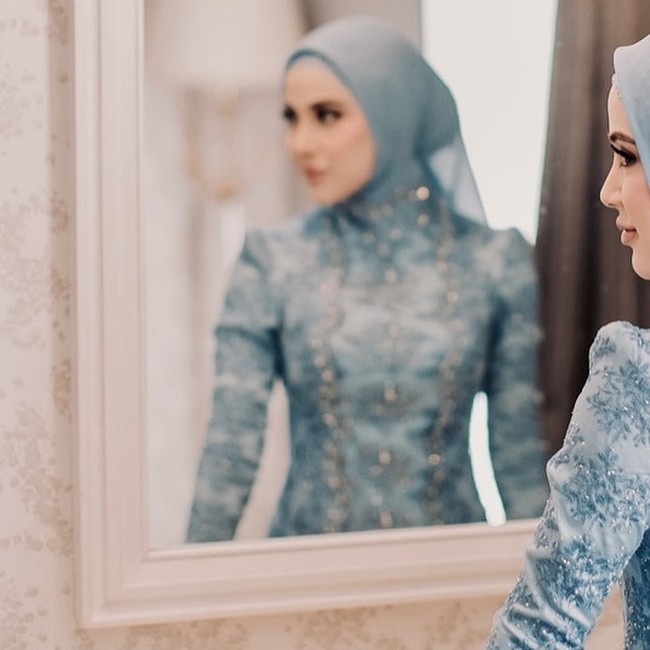Meski wajahnya belum sepenuhnya diungkap namun sudah terlihat jika Miskah memiliki paras yang cantik dengan hidung mancung. Penampilannya kian menawan dengan busana dan hijab berwarna biru. Foto: Instagram