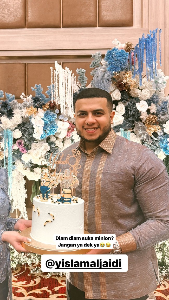 Tanggal pertunangan tersebut rupanya juga bertepatan dengan hari ulang tahun Yislam. Kue dengan dekorasi berbentuk minion tampak sudah dipersiapkan untuk menyambut hari spesial Yislam tersebut. Foto: Instagram