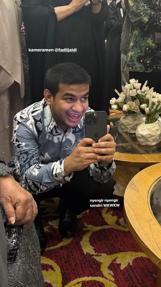 Kehadiran sang adik, Fadil Jaidi di acara pertunangan kakaknya itu pun tak kalah menjadi sorotan. Mengenakan batik biru senada dengan tema pertunangan, Fadil tampak asik mendokumentasikan pertunangan sang kakak. Foto: Instagram