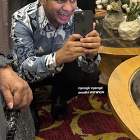 Kehadiran sang adik, Fadil Jaidi di acara pertunangan kakaknya itu pun tak kalah menjadi sorotan. Mengenakan batik biru senada dengan tema pertunangan, Fadil tampak asik mendokumentasikan pertunangan sang kakak. Foto: Instagram