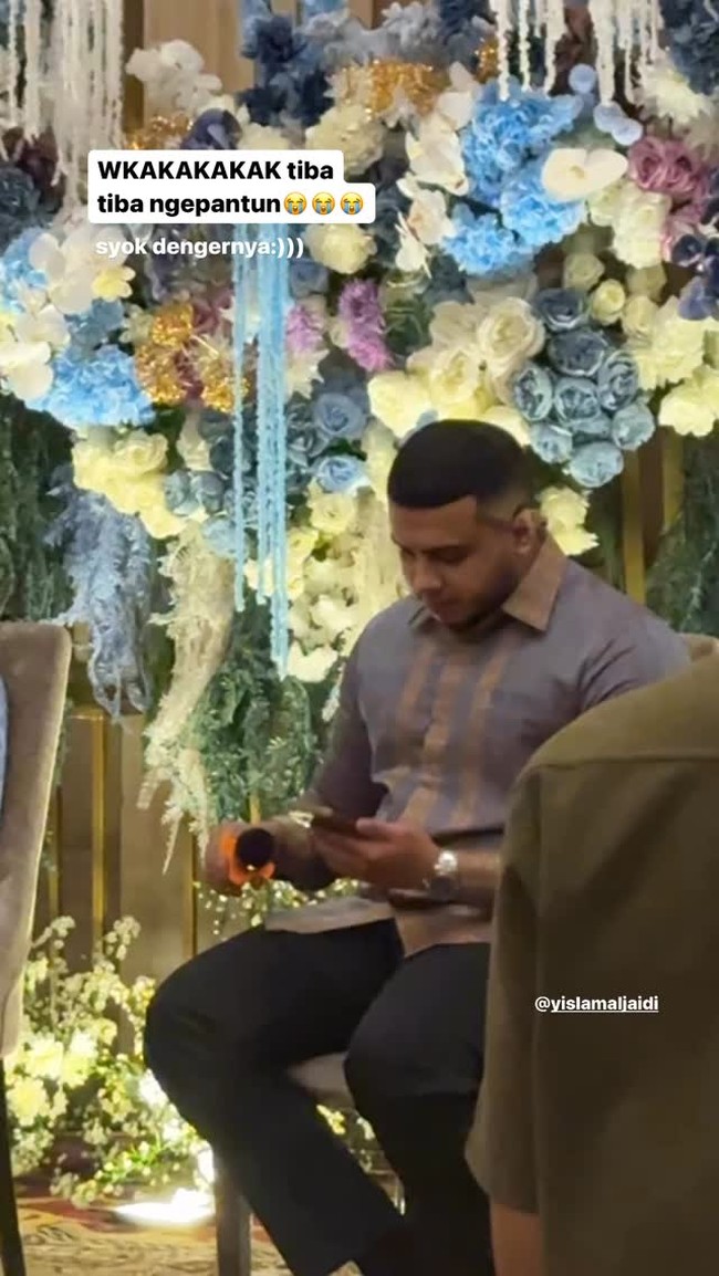 Momen Yislam yang tiba-tiba membacakan pantun di pertunangannya itu juga bikin para tamu ikut terhibur. Kedua adiknya, Fadil dan Dilla bahkan meledek sang kakak melalui Instagram Story mereka. Foto: Instagram