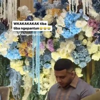 Momen Yislam yang tiba-tiba membacakan pantun di pertunangannya itu juga bikin para tamu ikut terhibur. Kedua adiknya, Fadil dan Dilla bahkan meledek sang kakak melalui Instagram Story mereka. Foto: Instagram