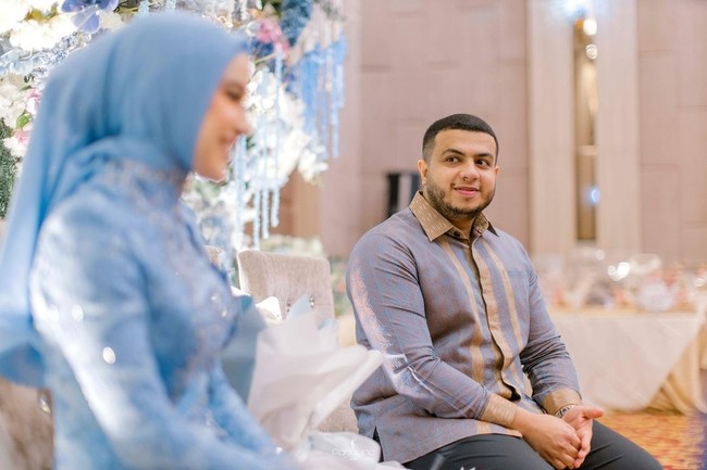 Yislam Al Jaidi akhirnya resmi bertunangan dengan wanita bernama Miskah Shafah. Kakak Fadil Jaidi itu bertunangan pada Minggu (28/7/24) dengan dekorasi yang didominasi warna biru. Foto: Instagram
