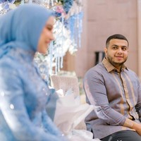 Yislam Al Jaidi akhirnya resmi bertunangan dengan wanita bernama Miskah Shafah. Kakak Fadil Jaidi itu bertunangan pada Minggu (28/7/24) dengan dekorasi yang didominasi warna biru. Foto: Instagram