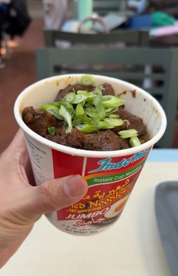 YouTuber Ini Jajan Indomie Pakai Rendang di Kantin Kanada