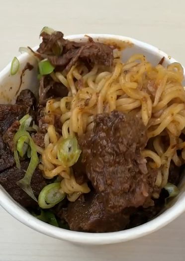 YouTuber Ini Jajan Indomie Pakai Rendang di Kantin Kanada