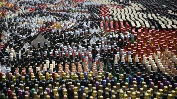 Aksi Eskavator Musnahkan Ribuan Botol Miras Ilegal Direktorat Jenderal Bea dan Cukai Kementerian Keuangan (Kemenkeu) memusnahkan ribuan botol minuman keras ilegal. Pemusnahaan itu dilakukan dengan eskavator.