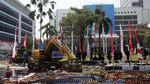 Aksi Eskavator Musnahkan Ribuan Botol Miras Ilegal