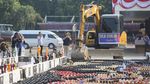 Aksi Eskavator Musnahkan Ribuan Botol Miras Ilegal