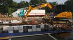 Aksi Eskavator Musnahkan Ribuan Botol Miras Ilegal