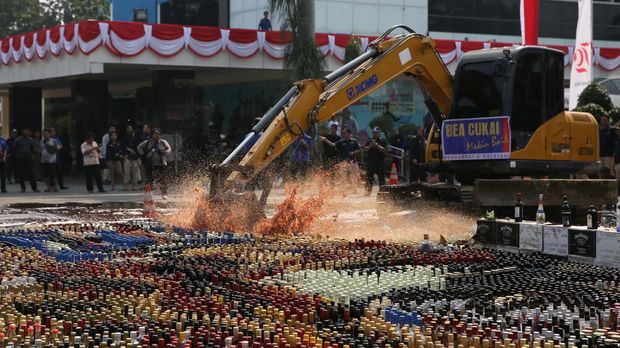 Direktorat Jenderal Bea dan Cukai Kementerian Keuangan (Kemenkeu) memusnahkan ribuan botol minuman keras ilegal. Pemusnahaan itu dilakukan dengan eskavator.