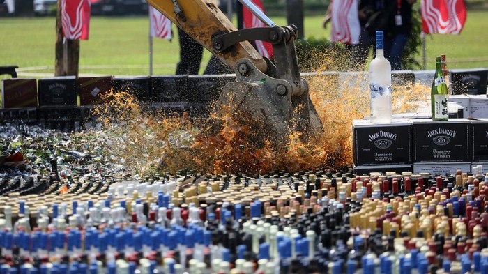 Direktorat Jenderal Bea dan Cukai Kementerian Keuangan (Kemenkeu) memusnahkan ribuan botol minuman keras ilegal. Pemusnahaan itu dilakukan dengan eskavator.