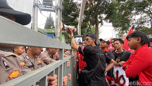 Aksi mahasiswa di depan Kantor Dinas Kesehatan Kota Sukabumi, Rabu (31/7/2024).
