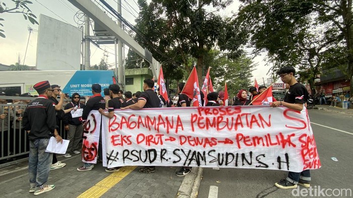 Aksi mahasiswa di depan Kantor Dinas Kesehatan Kota Sukabumi, Rabu (31/7/2024).