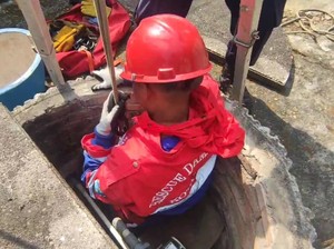Petugas Damkar Jambi Rela Masuk Sumur 7 Meter demi Selamatkan Anak Kucing