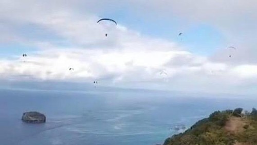 Aktivitas paralayang di sekitar Bukit Gumang, Bugbug, Karangasem, Bali. (Tangkapan layar)