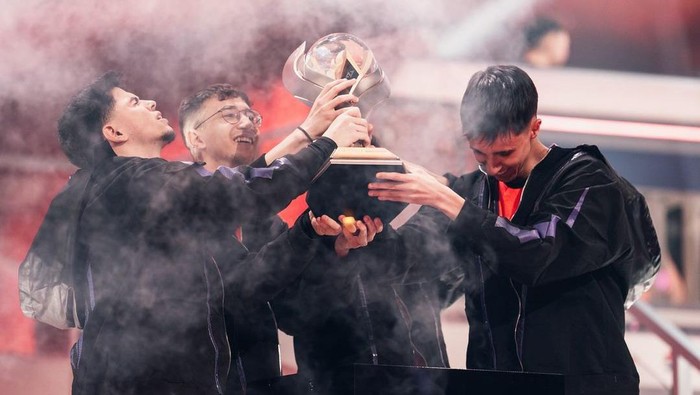 Alpha7 Esports juara PMWC 2024. Tim PUBG Mobile asal Brasil ini pun berhak mengantongi hadiah uang tunai sebesar USD 467.312,50 atau sekitar Rp 7,6 miliar.
