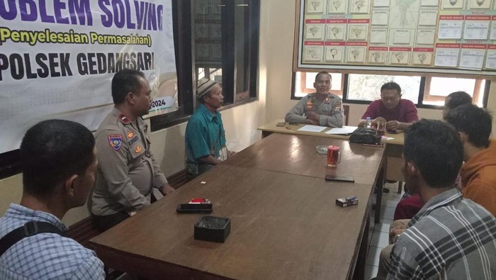 Suasana saat S meminta maaf dan tak akan mengulangi perbuatannya yang disaksikan pihak RT hingga polisi di Mapolsek Gedangsari, Rabu (31/7/2024).
