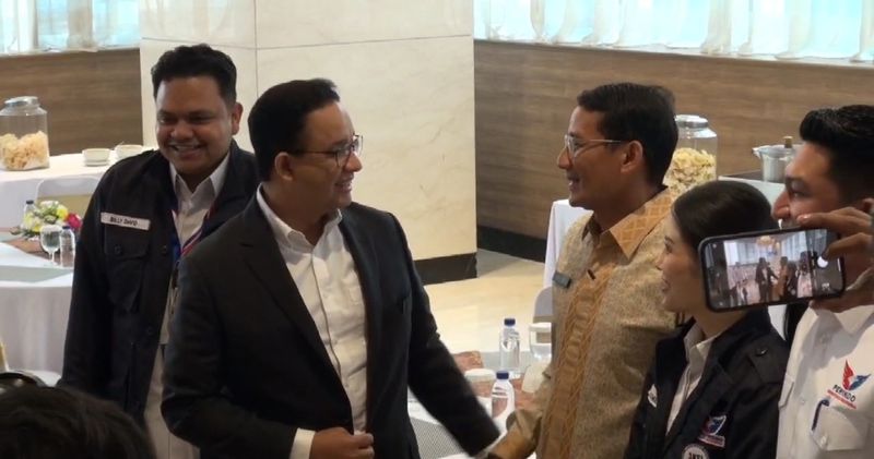 Eks Gubenur DKI Jakarta, Anies Baswedan, bertemu dengan Menparekraf, Sandiaga Uno, di sela-sela acara Mukernas Perindo. Keduanya saling melempar senyum hingga berangkulan di kesempatan tersebut.