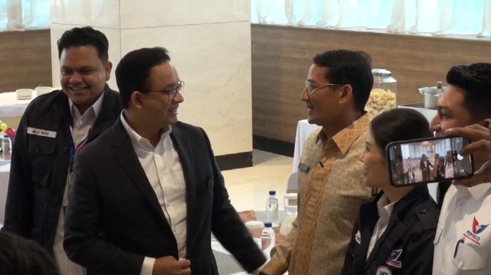 Eks Gubenur DKI Jakarta, Anies Baswedan, bertemu dengan Menparekraf, Sandiaga Uno, di sela-sela acara Mukernas Perindo. Keduanya saling melempar senyum hingga berangkulan di kesempatan tersebut.
