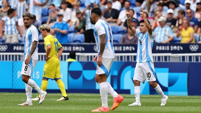 Paris 2024 Olympics - Football - Mens Group B - Ukraine vs Argentina - Lyon Stadium, Decines-Charpieu, France - July 30, 2024. Thiago Almada of Argentina celebrates scoring their first goal. REUTERS/Nir Elias