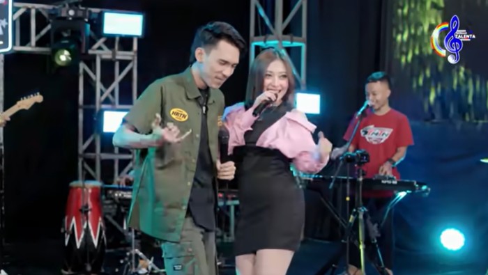 Arya Galih dan Shinta Arsinta menyanyikan lagu Sigar.
