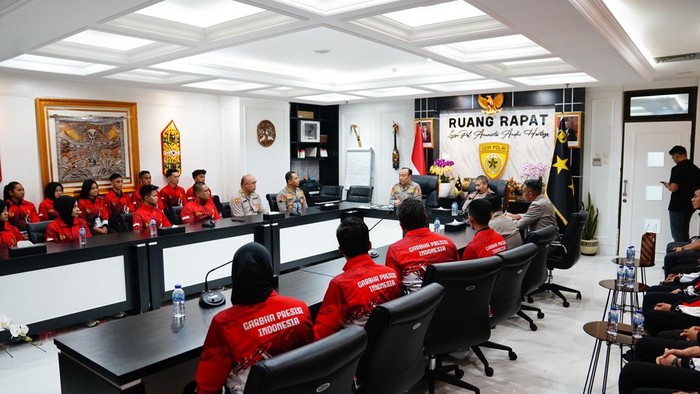 As SDM Kapolri Irjen Dedi Prasetyo melepas kontingen atlet Taekwondo Polri mengikuti Kejuaraan Malaysia dan Thailand Cup, Selasa (30/7/2024).