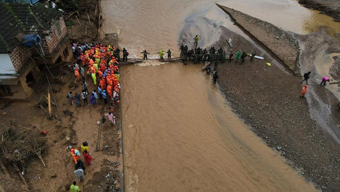 ASIA-WEATHER/INDIA-LANDSLIDE A drone view shows Army and rescue teams building a temporary bridge to cross a river at a landslide site after multiple landslides in the hills in Wayanad district, in the southern state of Kerala, India, July 31, 2024. REUTERS/Francis Mascarenhas