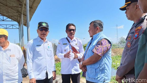 Asisten Deputi Pengaduan Masyarakat Kemensekneg meninjau Jembatan Kedungpeluk Sidoarjo yang ambruk.