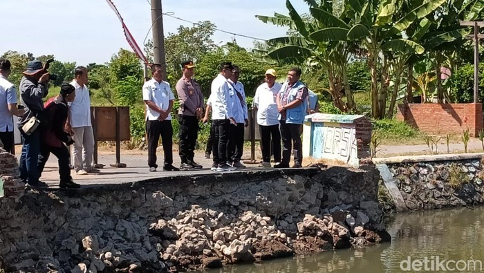 Asisten Deputi Pengaduan Masyarakat Kemensekneg meninjau Jembatan Kedungpeluk Sidoarjo yang ambruk.