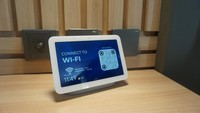 Setiap kamar juga dilengkapi dengan Google Nest yang menggantikan peran telefon. Hotel ini tidak menyediakan musik, sebagai gantinya ada alunan Murottal, Dzikir, Shalawat dan Kajian Agama yang diputar 24 jam sehari. (Wahyu Setyo/detikTravel)
