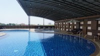 Sebagai hotel syariah, kolam renang dan gym di hotel ini juga semi indoor dan tertutup dari luar. Jam penggunaan antara pria dan wanita juga berbeda, sehingga tidak saling bercampur. (Wahyu Setyo/detikTravel)