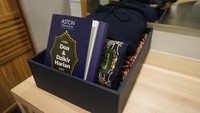 Setiap kamar di hotel ini dilengkapi dengan satu set alat salat, lengkap dengan sajadah dan Al Quran yang bisa dibaca. Buat pria disediakan sarung. Sedangkan untuk wanita, disediakan mukena. (Wahyu Setyo/detikTravel)