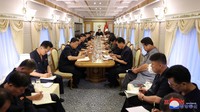 Pemimpin Korea Utara Kim Jong Un memimpin rapat darurat oleh politbiro Partai Pekerja yang berkuasa mengenai banjir di daerah dekat perbatasan dengan China yang disebabkan oleh hujan lebat, di Sinuiju, Provinsi Pyongan Utara, Korea Utara, Rabu (31/7/2024).  