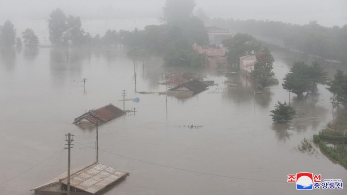 Bahas Banjir, Kim Jong Un Gelar Rapat Darurat di Kereta North Korean leader Kim Jong Un chairs an emergency meeting by the ruling Workers' Party's politburo on the floods in areas near the border with China caused by heavy rainfall, in Sinuiju, North Pyongan Province, North Korea, in this undated photo released July 31, 2024 by North Korea's official Korean Central News Agency. KCNA via REUTERS ATTENTION EDITORS - THIS IMAGE WAS PROVIDED BY A THIRD PARTY. REUTERS IS UNABLE TO INDEPENDENTLY VERIFY THIS IMAGE. NO THIRD PARTY SALES. SOUTH KOREA OUT. NO COMMERCIAL OR EDITORIAL SALES IN SOUTH KOREA.