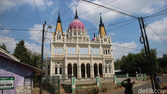 Bangunan Masjid Baiturrohman yang bergaya Eropa di Desa Soneyan, Kecamatan Margoyoso, Kabupaten Pati, Rabu (31/7/2024).