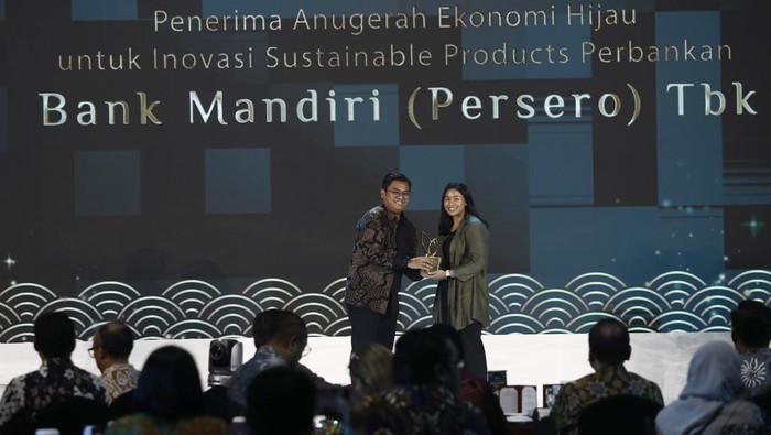 Bank Mandiri Menerima Anugerah Ekonomi Hijau