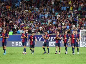Flick ke Pemain Barcelona: Mainnya Kayak Man City Dong!