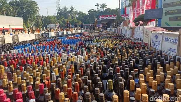 Bea Cukai Musnahkan Miras dan Rokok Ilegal Rp 165 M